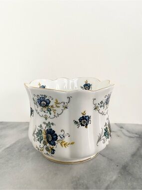 Vintage ROYAL TARA Bone China Cachepot in Blue Cornflower